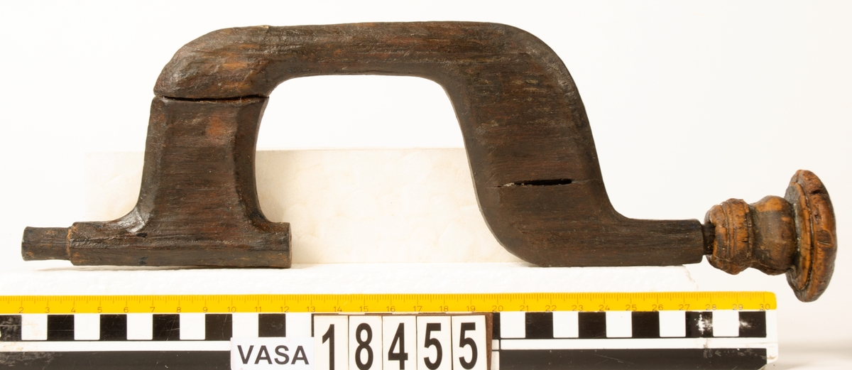 Ett skaft till en borr, sk borrsväng. Skaftet har fasade ytterkanter. Skaftet, som tidigare varit avbrutet, har fogats samman av konserveringsenheten 1996.

Skaftet är välbevarat. På skaftets yta syns blå utfällningar.

För mer information se Dokumentationsblankett under Referenser – Länkade filer.


Text in English: The handle of a brace.

Cranked wooden handle with bevelled sides. Previously broken, repaired by the Conservation Laboratory in 1996.

Well preserved. Blue precipitations on surface.

For more information see the Documentation form under References – Linked files.