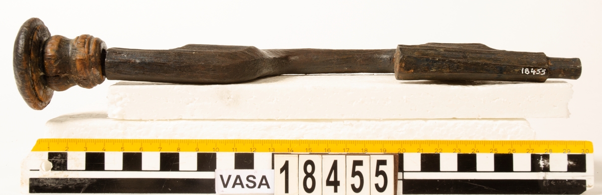 Ett skaft till en borr, sk borrsväng. Skaftet har fasade ytterkanter. Skaftet, som tidigare varit avbrutet, har fogats samman av konserveringsenheten 1996.

Skaftet är välbevarat. På skaftets yta syns blå utfällningar.

För mer information se Dokumentationsblankett under Referenser – Länkade filer.


Text in English: The handle of a brace.

Cranked wooden handle with bevelled sides. Previously broken, repaired by the Conservation Laboratory in 1996.

Well preserved. Blue precipitations on surface.

For more information see the Documentation form under References – Linked files.
