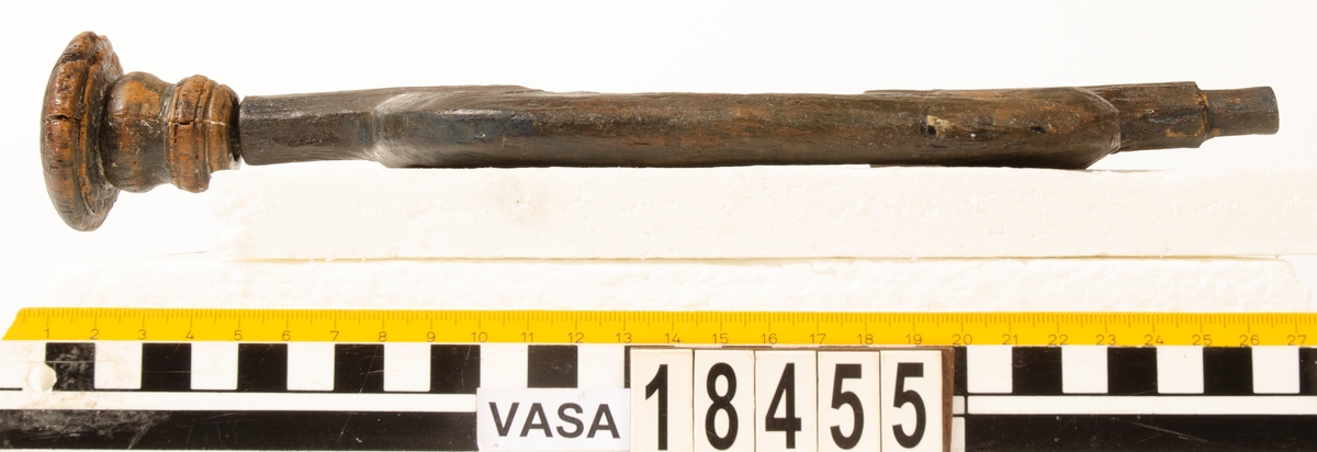 Ett skaft till en borr, sk borrsväng. Skaftet har fasade ytterkanter. Skaftet, som tidigare varit avbrutet, har fogats samman av konserveringsenheten 1996.

Skaftet är välbevarat. På skaftets yta syns blå utfällningar.

För mer information se Dokumentationsblankett under Referenser – Länkade filer.


Text in English: The handle of a brace.

Cranked wooden handle with bevelled sides. Previously broken, repaired by the Conservation Laboratory in 1996.

Well preserved. Blue precipitations on surface.

For more information see the Documentation form under References – Linked files.