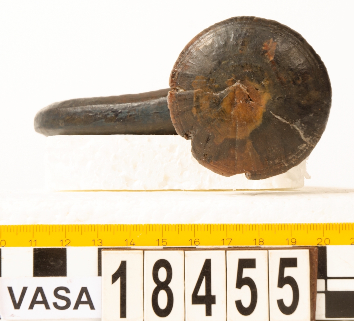 Ett skaft till en borr, sk borrsväng. Skaftet har fasade ytterkanter. Skaftet, som tidigare varit avbrutet, har fogats samman av konserveringsenheten 1996.

Skaftet är välbevarat. På skaftets yta syns blå utfällningar.

För mer information se Dokumentationsblankett under Referenser – Länkade filer.


Text in English: The handle of a brace.

Cranked wooden handle with bevelled sides. Previously broken, repaired by the Conservation Laboratory in 1996.

Well preserved. Blue precipitations on surface.

For more information see the Documentation form under References – Linked files.