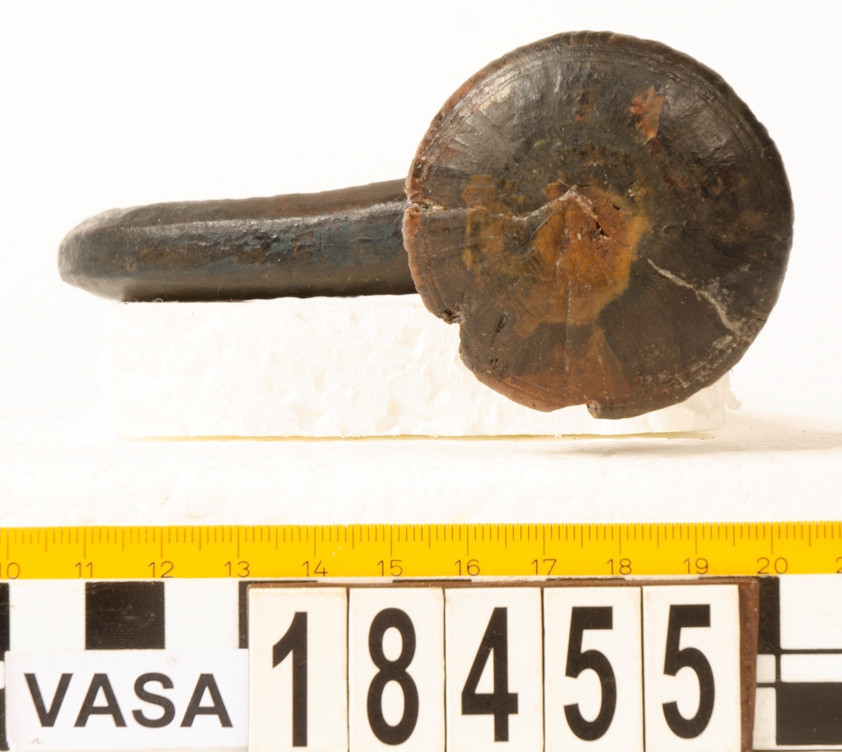 Ett skaft till en borr, sk borrsväng. Skaftet har fasade ytterkanter. Skaftet, som tidigare varit avbrutet, har fogats samman av konserveringsenheten 1996.

Skaftet är välbevarat. På skaftets yta syns blå utfällningar.

För mer information se Dokumentationsblankett under Referenser – Länkade filer.


Text in English: The handle of a brace.

Cranked wooden handle with bevelled sides. Previously broken, repaired by the Conservation Laboratory in 1996.

Well preserved. Blue precipitations on surface.

For more information see the Documentation form under References – Linked files.