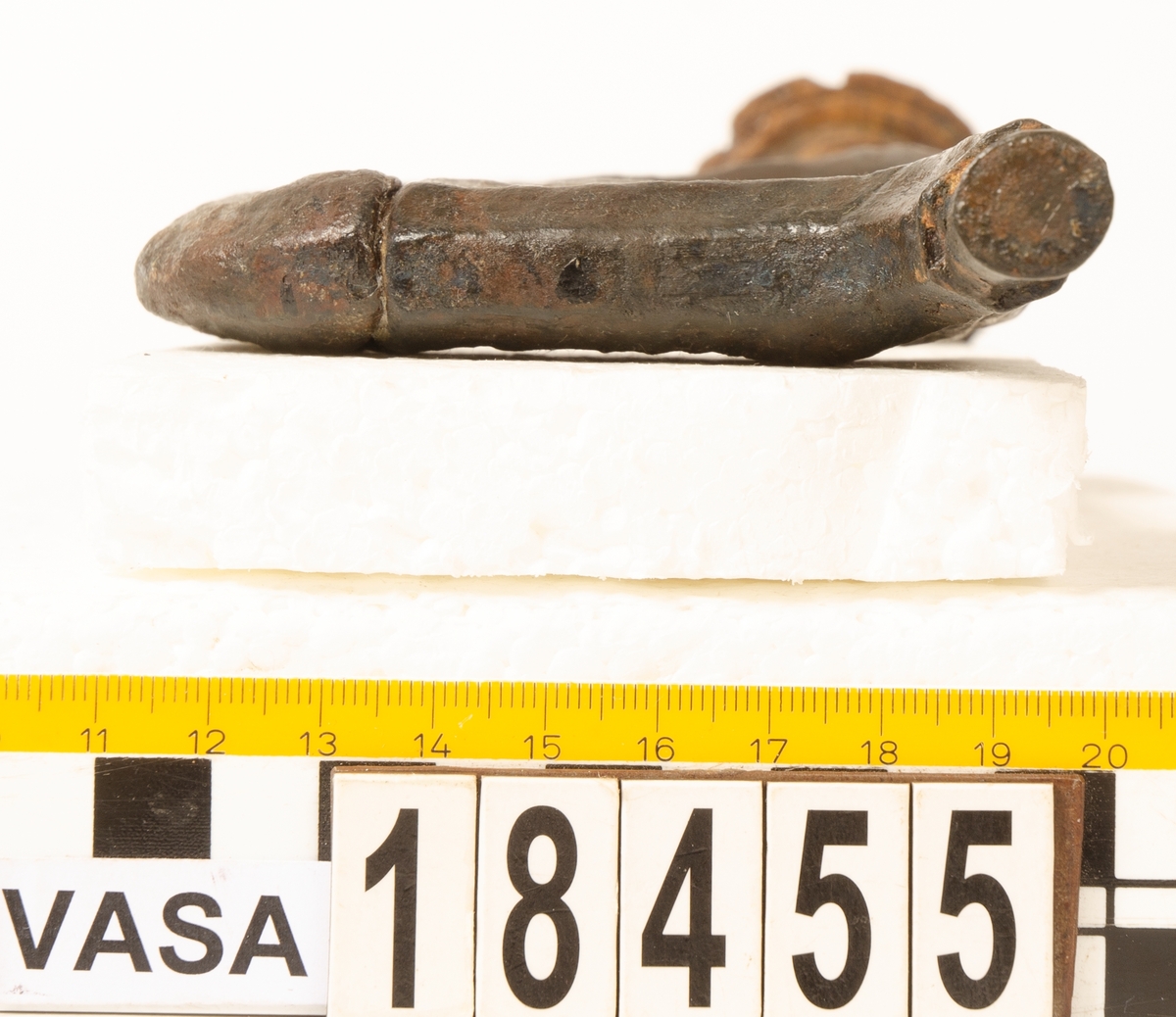 Ett skaft till en borr, sk borrsväng. Skaftet har fasade ytterkanter. Skaftet, som tidigare varit avbrutet, har fogats samman av konserveringsenheten 1996.

Skaftet är välbevarat. På skaftets yta syns blå utfällningar.

För mer information se Dokumentationsblankett under Referenser – Länkade filer.


Text in English: The handle of a brace.

Cranked wooden handle with bevelled sides. Previously broken, repaired by the Conservation Laboratory in 1996.

Well preserved. Blue precipitations on surface.

For more information see the Documentation form under References – Linked files.