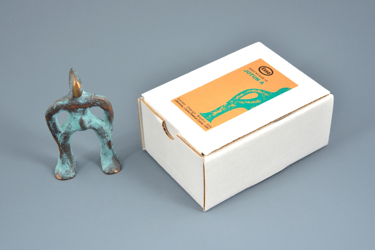 Liten skulptur som symboliserer figur i Norrøn mytologi.

Skulpturen er oppbevart i original emballasje.