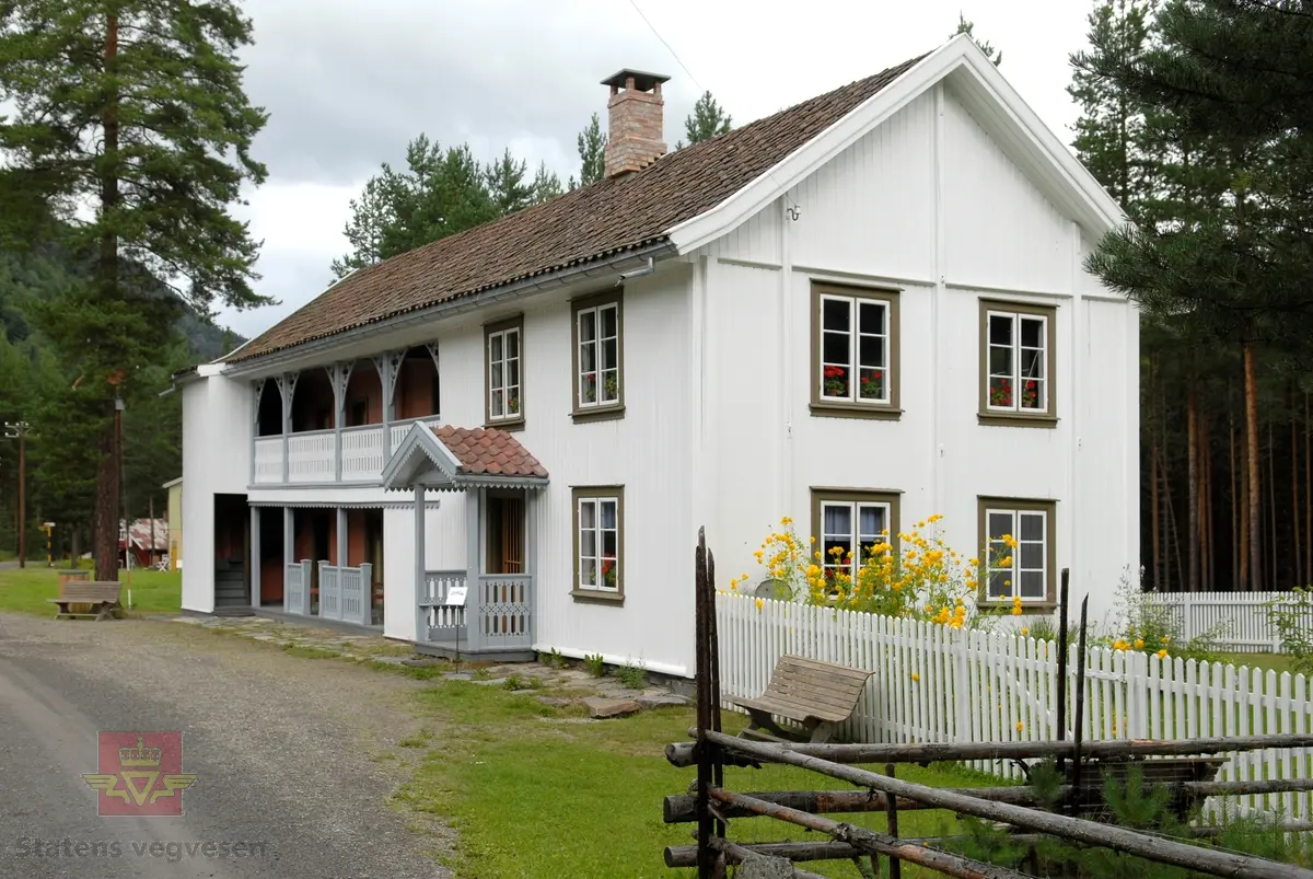 Bilde 1) Engerodden Skysstasjon på Norsk vegmuseum slik bygningen står i dag. Foto: Ole Arvid Flatmark. Datert 15.08.2008. 
Bilde 2) Engerodden skysstasjon før flytting fra Ådalen ved Sperillen i Buskerud. Ukjent  når bilde er tatt.  Foto: Ukjent fotograf.
Bilde 3) Engerodden skysstasjon ca. 1900. Foto: Ukjent fotograf.
Bilde 4) Under gjenreisingen av Engerodden. Foran musemsdirektør Geir Paulsrud. Bak bilene Erik Johnsen fra vegkontoret på Hamar. På bildet står en traktor, 1970 modell BM Volvo T 650  med bakmontert tømmerkran. Foran en 1975 modell rød Renault 12 TL . 
Foto: Aslak Stø, 1987. 
Traktoren ble anskaffet og brukt under byggeperioden på Norsk vegmuseum og ble senere innlemmet i  samlingen, se  gjenstandsnummer NVM 00-G-02315 i Relasjon lenger ned på siden. 
Bilde 5) Halvor Anton Sletmoen og Per Stø under gjenoppbyggingen av Engerodden på Norsk vegmuseum. Foto: Aslak Stø, 1987. 
Bilde 6) Aslak Stø under riving av Engerodden i Ådalen ved Sperillen i Buskerud. Han var ansvarlig for prosjektet.