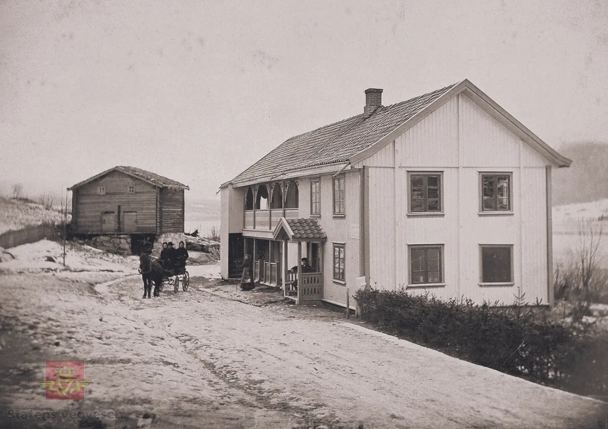 Bilde 1) Engerodden Skysstasjon på Norsk vegmuseum slik bygningen står i dag. Foto: Ole Arvid Flatmark. Datert 15.08.2008. 
Bilde 2) Engerodden skysstasjon før flytting fra Ådalen ved Sperillen i Buskerud. Ukjent  når bilde er tatt.  Foto: Ukjent fotograf.
Bilde 3) Engerodden skysstasjon ca. 1900. Foto: Ukjent fotograf.
Bilde 4) Under gjenreisingen av Engerodden. Foran musemsdirektør Geir Paulsrud. Bak bilene Erik Johnsen fra vegkontoret på Hamar. På bildet står en traktor, 1970 modell BM Volvo T 650  med bakmontert tømmerkran. Foran en 1975 modell rød Renault 12 TL . 
Foto: Aslak Stø, 1987. 
Traktoren ble anskaffet og brukt under byggeperioden på Norsk vegmuseum og ble senere innlemmet i  samlingen, se  gjenstandsnummer NVM 00-G-02315 i Relasjon lenger ned på siden. 
Bilde 5) Halvor Anton Sletmoen og Per Stø under gjenoppbyggingen av Engerodden på Norsk vegmuseum. Foto: Aslak Stø, 1987. 
Bilde 6) Aslak Stø under riving av Engerodden i Ådalen ved Sperillen i Buskerud. Han var ansvarlig for prosjektet.