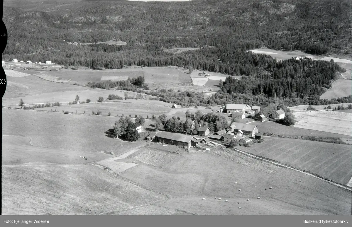 Flyfoto av gårdene Nordre- og Østre Somdalen på Hallingby.