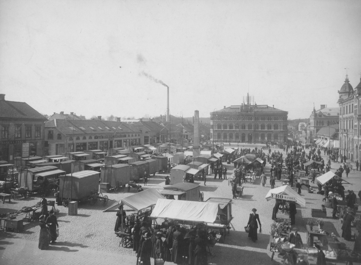 Stora Torget med torghandel. Gamla rådhuset revs i oktober 1911. Det är bankpalatset för Borås Enskilda Bank som syns i bakgrunden.