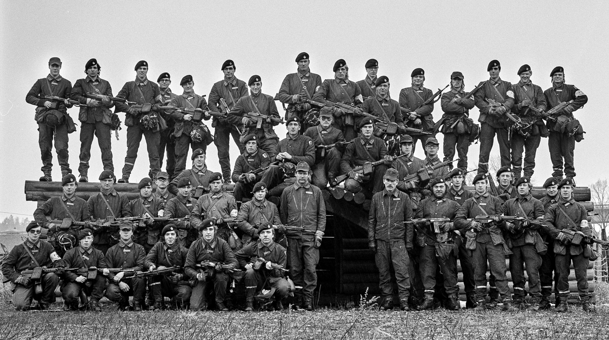 Pionjärarbetsplatsen, 2 april 1986


Pionjärplutonen 1985-86.
Bild 1 och 2. 
Plutonen på en arbetsmodell av ett truppskyddsrum.
I mitten står plutonchefen, kapten Per (Pysch) Andersson och stf, löjtnant Hans Hedenskog.
Bild 3 till 5. 
Pionjärgrupper
Bild 6. 
Bromaterielgrupp.

Milregnr: 331145, 331216