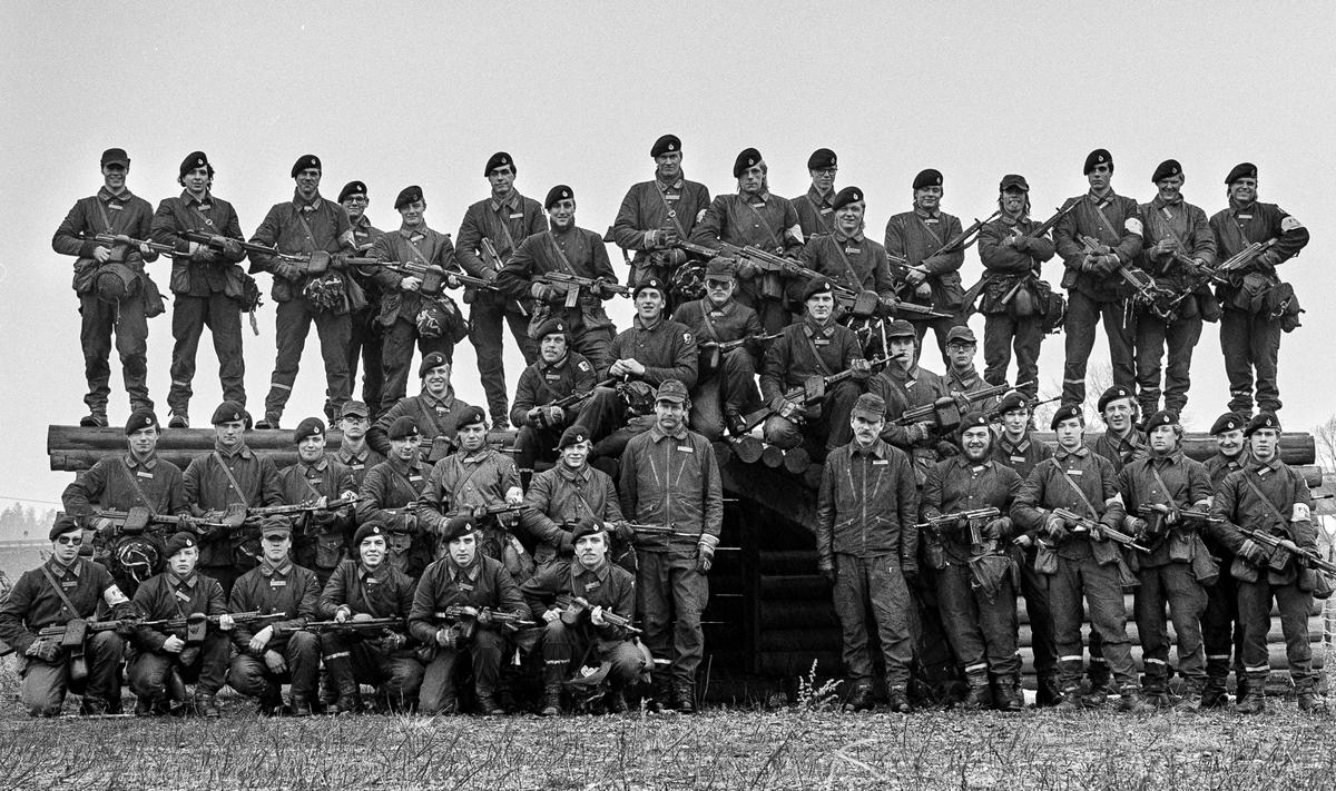Pionjärarbetsplatsen, 2 april 1986


Pionjärplutonen 1985-86.
Bild 1 och 2. 
Plutonen på en arbetsmodell av ett truppskyddsrum.
I mitten står plutonchefen, kapten Per (Pysch) Andersson och stf, löjtnant Hans Hedenskog.
Bild 3 till 5. 
Pionjärgrupper
Bild 6. 
Bromaterielgrupp.

Milregnr: 331145, 331216