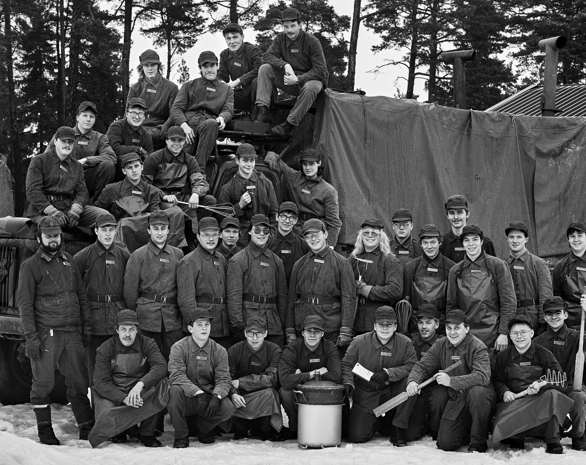 Vikingaberget, 5 december 1985


Förplägnadsplutonen vid utbildningsplatsen för kockar.
Bild 1 och 2: Plutonchefen, löjtnant Christian Berglund längst t.v.
Bild 3 till 6: Kokgrupper.

Fortsättning följer på ARSF.002275 

Milregnr: 192603, 191852, 192827.