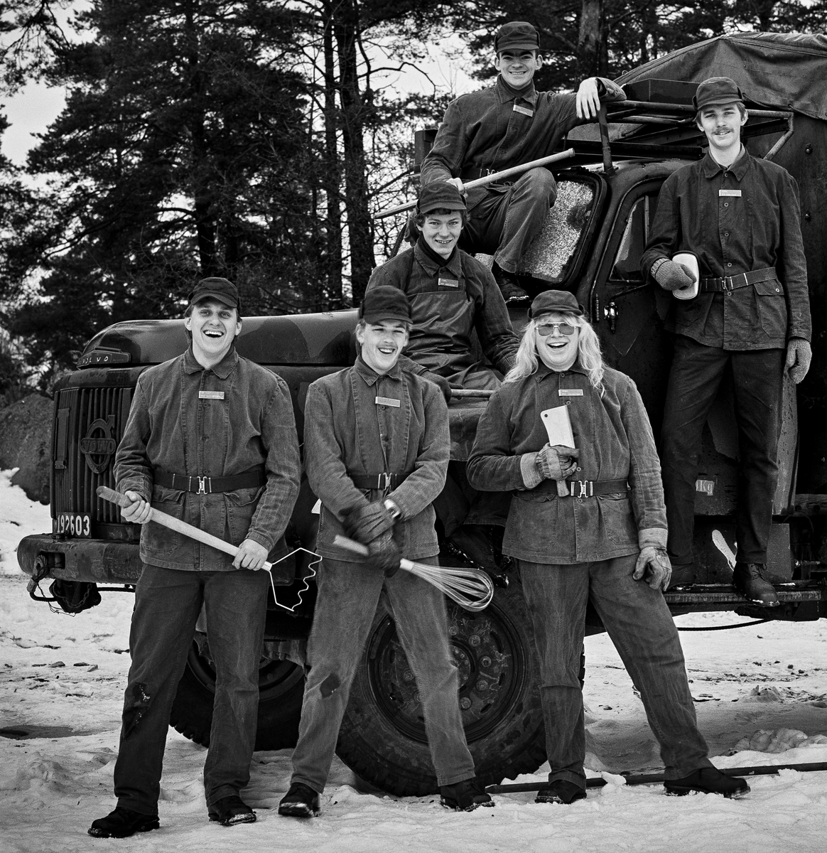 Vikingaberget, 5 december 1985


Förplägnadsplutonen vid utbildningsplatsen för kockar.
Bild 1 och 2: Plutonchefen, löjtnant Christian Berglund längst t.v.
Bild 3 till 6: Kokgrupper.

Fortsättning följer på ARSF.002275 

Milregnr: 192603, 191852, 192827.