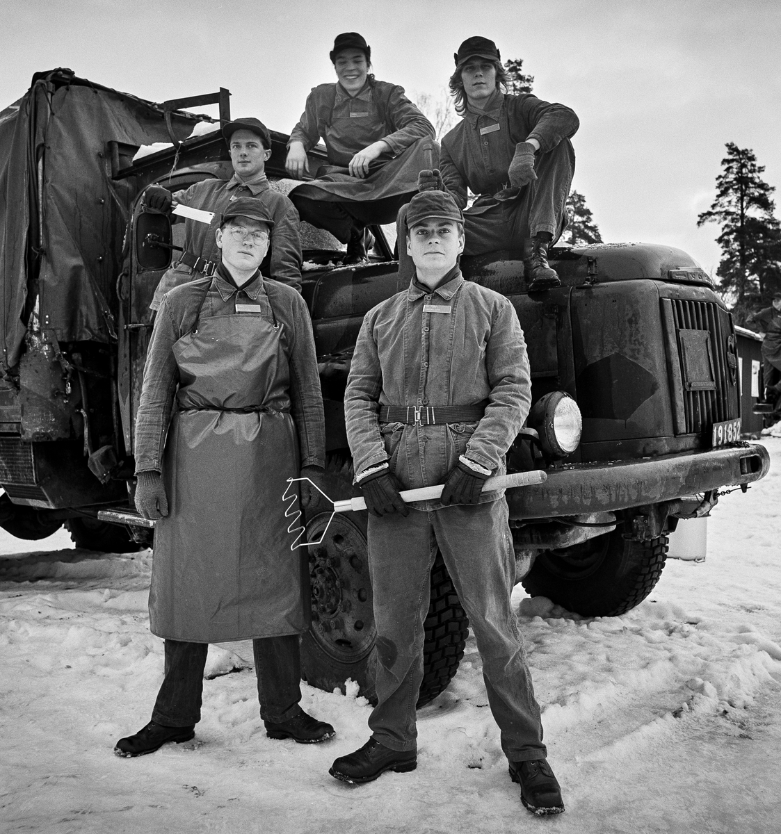 Vikingaberget, 5 december 1985


Förplägnadsplutonen vid utbildningsplatsen för kockar.
Bild 1 och 2: Plutonchefen, löjtnant Christian Berglund längst t.v.
Bild 3 till 6: Kokgrupper.

Fortsättning följer på ARSF.002275 

Milregnr: 192603, 191852, 192827.