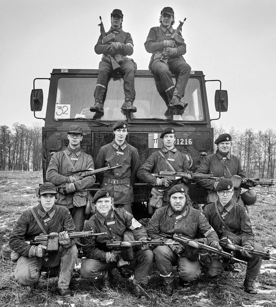 Pionjärarbetsplatsen, 2 april 1986


Pionjärplutonen 1985-86.
Bild 1 och 2. 
Plutonen på en arbetsmodell av ett truppskyddsrum.
I mitten står plutonchefen, kapten Per (Pysch) Andersson och stf, löjtnant Hans Hedenskog.
Bild 3 till 5. 
Pionjärgrupper
Bild 6. 
Bromaterielgrupp.

Milregnr: 331145, 331216