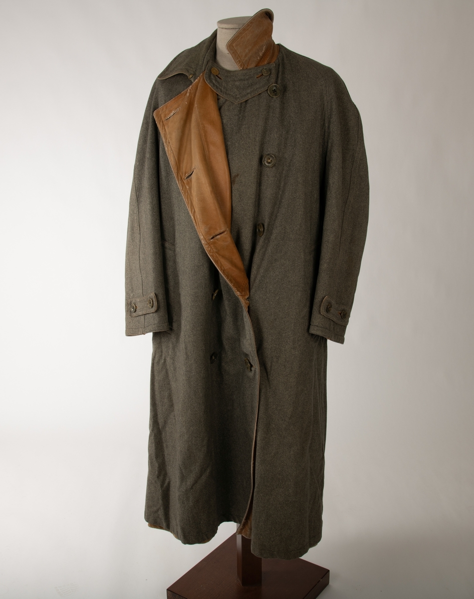 Dobbeltspennet frakk i lær og tweed. Frakken er sydd slik at den kan vrenges og brukes enten som en lærfrakk med foring av tweed eller en frakk av tweed med foring av lær. Begge sidene har opprinnelig fem knapper på hver side tillegg til to ved kragen, men lærsiden mangler en knapp på hver side. Begge har lommer med klaffer, en på høyre og en på venstre side. Begge har en splitt nederst på baksiden som kan kneppes igjen med tre knapper, lærsiden mangler en knapp. En bred krage i halsen er likedan slik at den fungerer på begge sider. I hver ermeende sitter to knapper på ene siden og to på andre, som gjør at ermet kan strammes inn med å feste på et bånd. Dette båndet sitter på siden som vender inn, men kan flyttes på. Et tilsvarende bånd sitter også ved kragen på den siden som vender inn. Det sitter i tillegg et metallhekte i kragen innerst ved halsen.