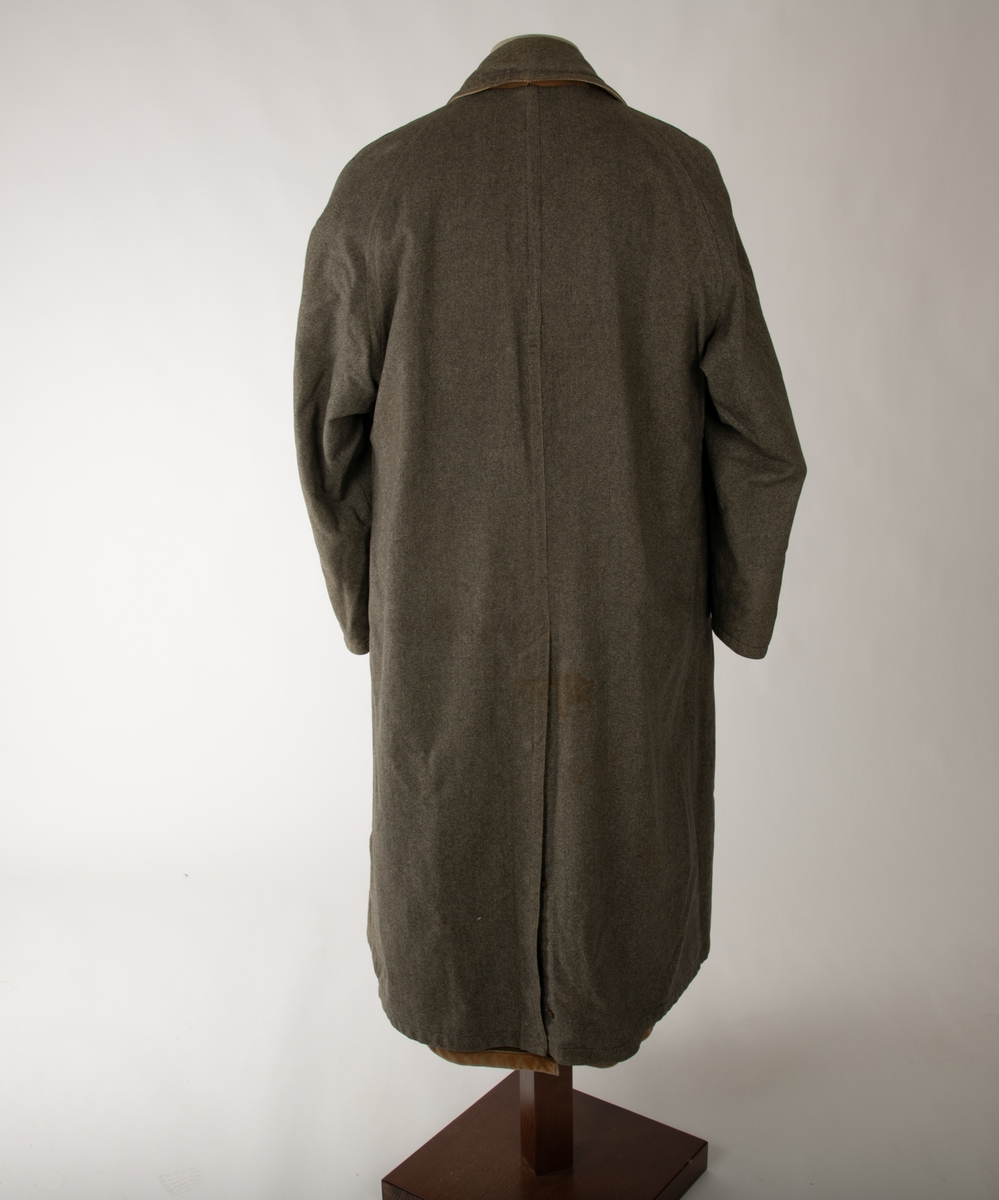 Dobbeltspennet frakk i lær og tweed. Frakken er sydd slik at den kan vrenges og brukes enten som en lærfrakk med foring av tweed eller en frakk av tweed med foring av lær. Begge sidene har opprinnelig fem knapper på hver side tillegg til to ved kragen, men lærsiden mangler en knapp på hver side. Begge har lommer med klaffer, en på høyre og en på venstre side. Begge har en splitt nederst på baksiden som kan kneppes igjen med tre knapper, lærsiden mangler en knapp. En bred krage i halsen er likedan slik at den fungerer på begge sider. I hver ermeende sitter to knapper på ene siden og to på andre, som gjør at ermet kan strammes inn med å feste på et bånd. Dette båndet sitter på siden som vender inn, men kan flyttes på. Et tilsvarende bånd sitter også ved kragen på den siden som vender inn. Det sitter i tillegg et metallhekte i kragen innerst ved halsen.