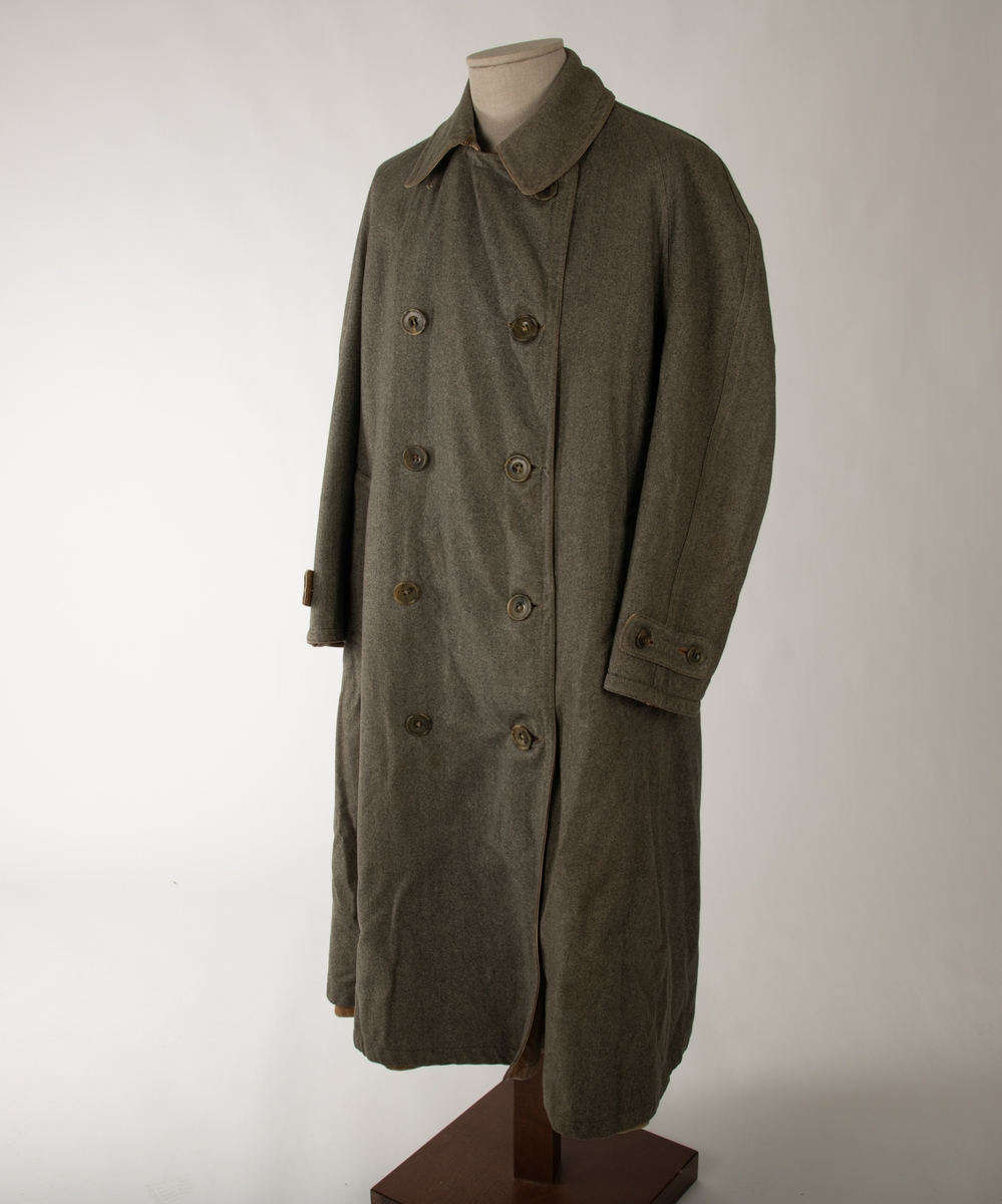 Dobbeltspennet frakk i lær og tweed. Frakken er sydd slik at den kan vrenges og brukes enten som en lærfrakk med foring av tweed eller en frakk av tweed med foring av lær. Begge sidene har opprinnelig fem knapper på hver side tillegg til to ved kragen, men lærsiden mangler en knapp på hver side. Begge har lommer med klaffer, en på høyre og en på venstre side. Begge har en splitt nederst på baksiden som kan kneppes igjen med tre knapper, lærsiden mangler en knapp. En bred krage i halsen er likedan slik at den fungerer på begge sider. I hver ermeende sitter to knapper på ene siden og to på andre, som gjør at ermet kan strammes inn med å feste på et bånd. Dette båndet sitter på siden som vender inn, men kan flyttes på. Et tilsvarende bånd sitter også ved kragen på den siden som vender inn. Det sitter i tillegg et metallhekte i kragen innerst ved halsen.