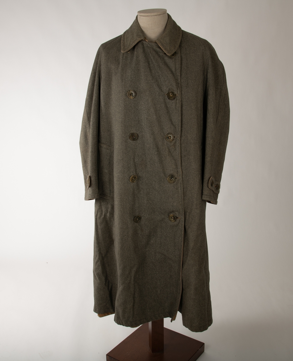 Dobbeltspennet frakk i lær og tweed. Frakken er sydd slik at den kan vrenges og brukes enten som en lærfrakk med foring av tweed eller en frakk av tweed med foring av lær. Begge sidene har opprinnelig fem knapper på hver side tillegg til to ved kragen, men lærsiden mangler en knapp på hver side. Begge har lommer med klaffer, en på høyre og en på venstre side. Begge har en splitt nederst på baksiden som kan kneppes igjen med tre knapper, lærsiden mangler en knapp. En bred krage i halsen er likedan slik at den fungerer på begge sider. I hver ermeende sitter to knapper på ene siden og to på andre, som gjør at ermet kan strammes inn med å feste på et bånd. Dette båndet sitter på siden som vender inn, men kan flyttes på. Et tilsvarende bånd sitter også ved kragen på den siden som vender inn. Det sitter i tillegg et metallhekte i kragen innerst ved halsen.