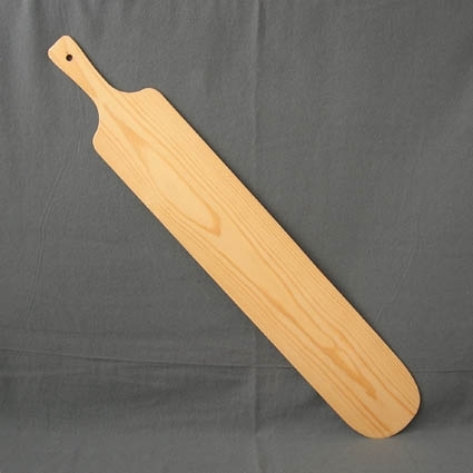 Brödspade för bakning av tunnbröd. Handtag med hål i för upphängning och avlångt blad som är avrundat och uttunnat i spetsen. Prismärkt 34,50 kronor.