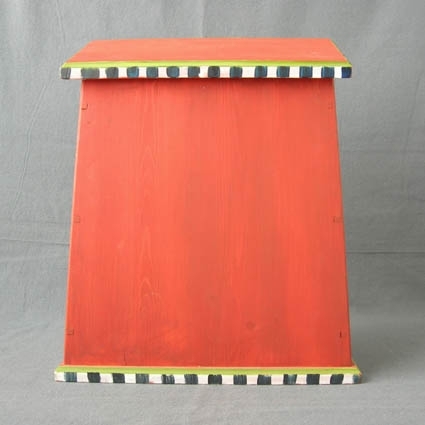 Målad brevlåda i furu. Lådan avsmalnar i både bred och djup. Den är målad brunröd med en svart-vit randigt mönster på lock och botten, där hålkärlsprofilen är ljusgrönt målad. Sidorna är limmade och narade. Locket sitter med två mässinggångjärn, mitt på lockets undersida är en 50 mm bred list ingradad. Botten är skruvad, den har fyra hål som dränerar lådan.  Var med på utställningen Slöjdsommar 92 i Liljevalchs konsthall, Stockholm.