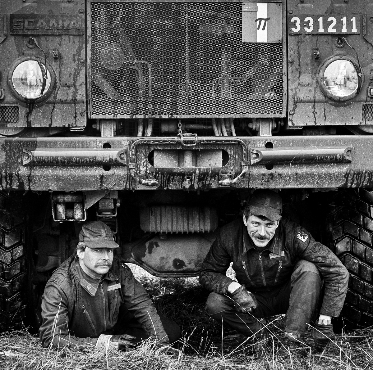 Pionjärarbetsplatsen, 2 april 1986

Plutonchef och stf på pionjärplutonen under fronten på en Tgb 30.
Kapten Per (Pysch) Andersson och löjtnant Hans Hedenskog.

OBS! Tre bilder. 

Milregnr: 331211
