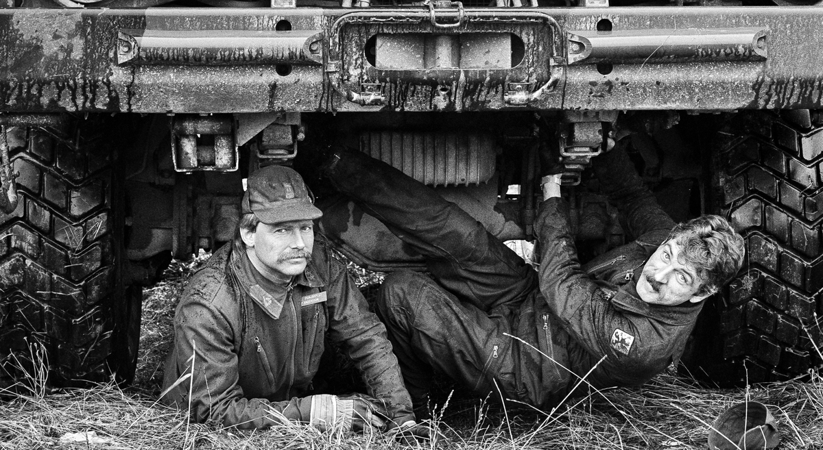 Pionjärarbetsplatsen, 2 april 1986

Plutonchef och stf på pionjärplutonen under fronten på en Tgb 30.
Kapten Per (Pysch) Andersson och löjtnant Hans Hedenskog.

OBS! Tre bilder. 

Milregnr: 331211