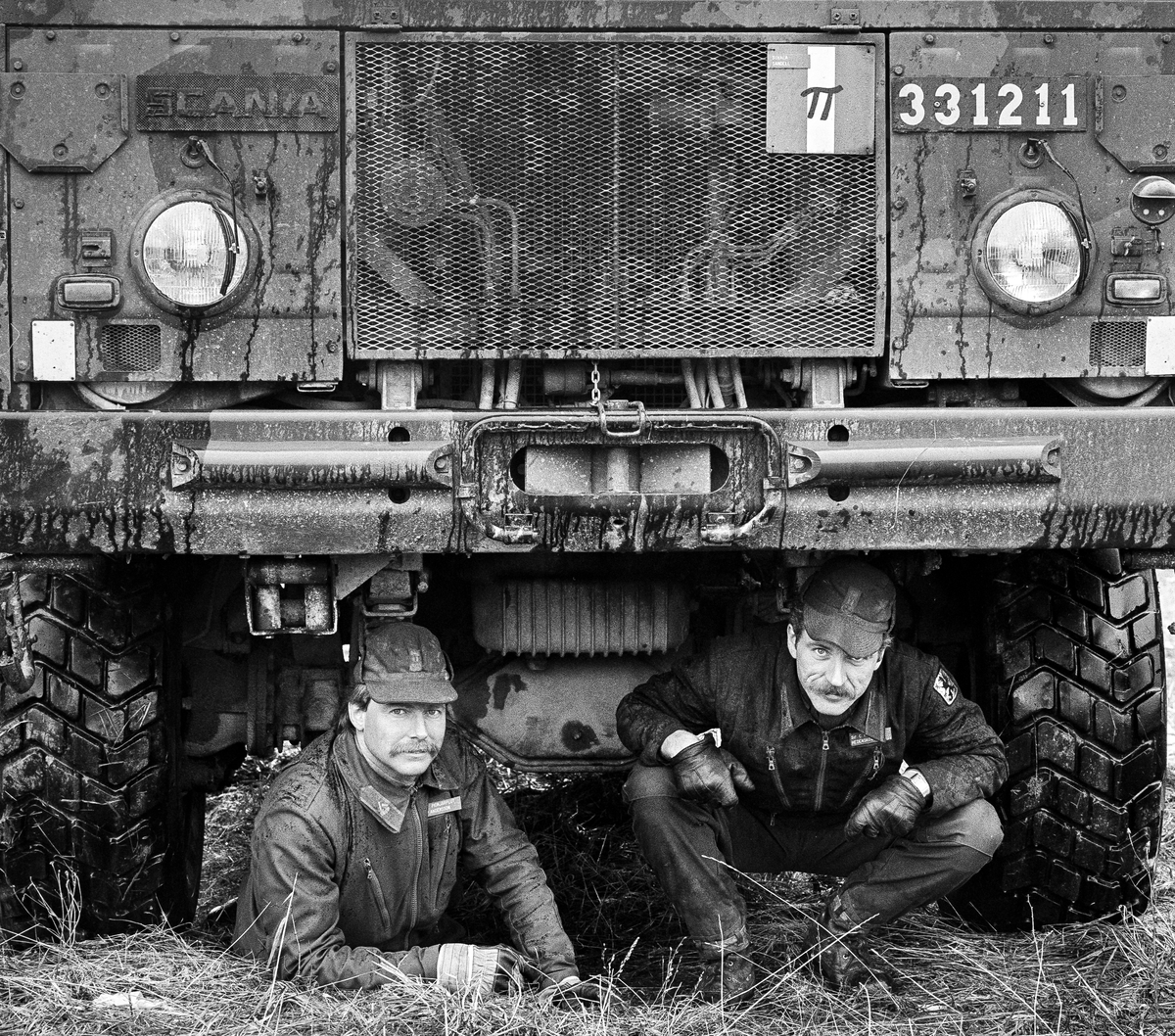 Pionjärarbetsplatsen, 2 april 1986

Plutonchef och stf på pionjärplutonen under fronten på en Tgb 30.
Kapten Per (Pysch) Andersson och löjtnant Hans Hedenskog.

OBS! Tre bilder. 

Milregnr: 331211