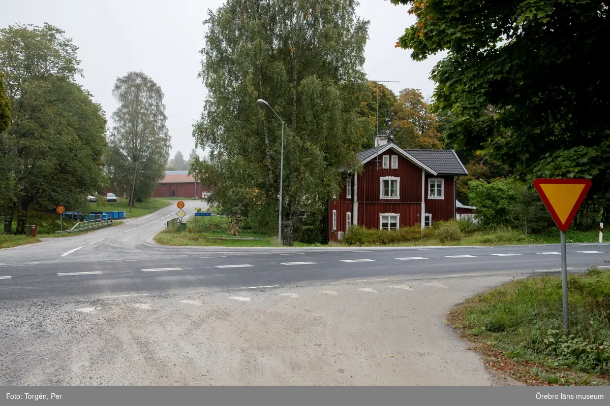 Dokumentation av Saxhyttan. 
Huset till höger är Kvarnhuset.