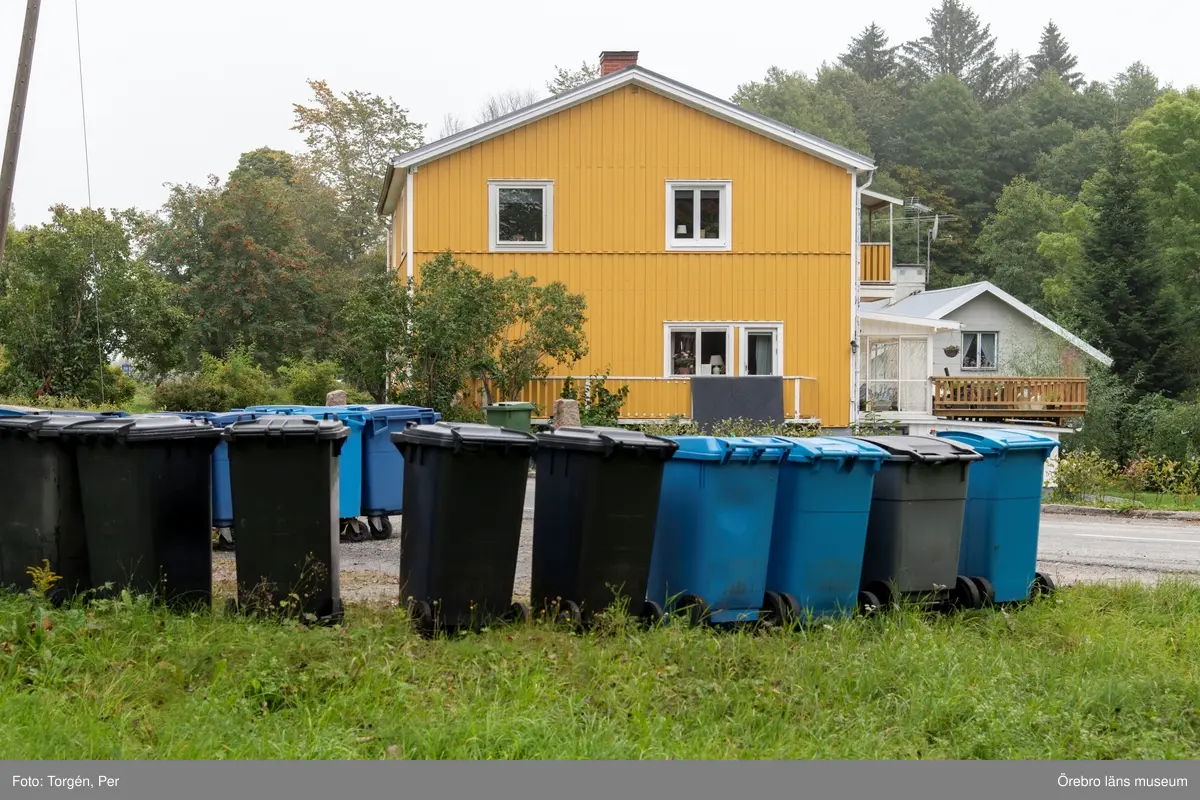 Dokumentation av Saxhyttan. 
Det gula huset har tidigare varit affär. I det grå huset bakom affären bodde Ture Pettersson (1912-2004) och Anna Britta Petterson (1920-2012).