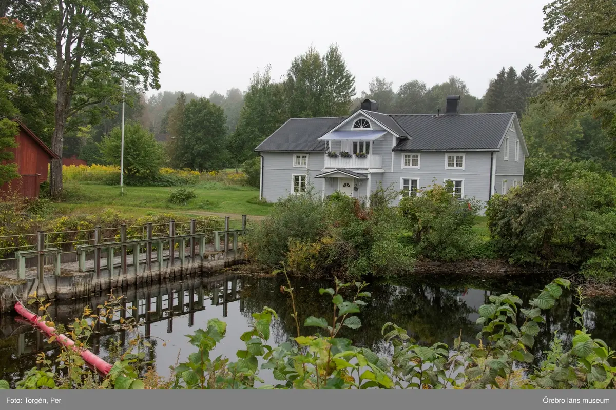 Dokumentation av Saxhyttan. 
Carl Petter Vikmans gård (1831-1915). Carl Petter var son till Magnus Vikman (1792-1856) som kom till Saxhyttan 1820. På gården bedrevs garverirörelse som startades av Magnus Vikman.
