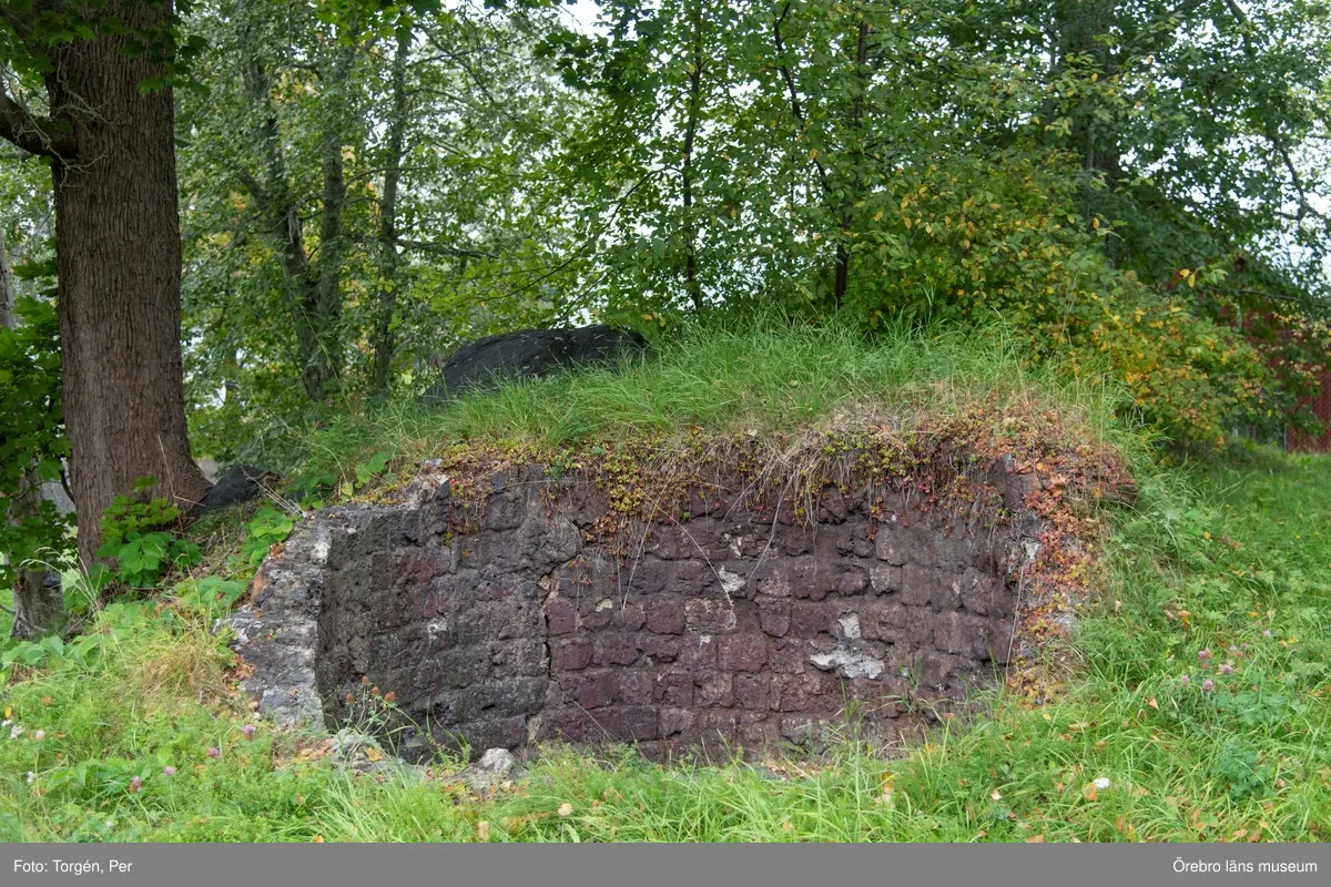 Dokumentation av Saxhyttan.
Hyttans ålder är okänd. I en granskning 1651 anges att Saxhyttan skulle ha byggts 1406 och första blåsningen ägt rum våren året därpå. 
Redan 1625 fanns två masugnar vid Saxhyttan och ännu 1849 var en masugn i drift.