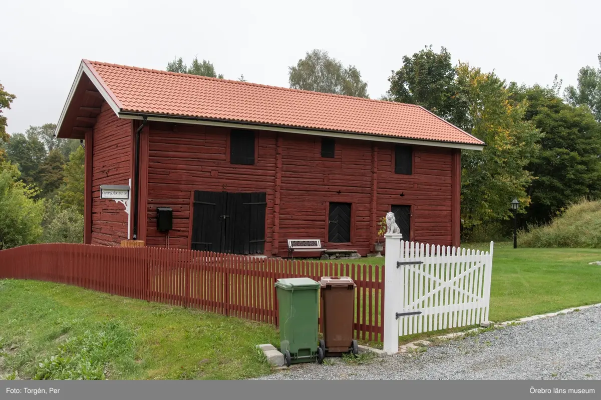 Dokumentation av Saxhyttan. 
Gammal bod som flyttades till sin nuvarande plats 1878 av Jan Björnsson från brodern Nils Björnsson, Vreten, Saxhyttan som avled 1876. Kan möjligen vara från 1600-talet.