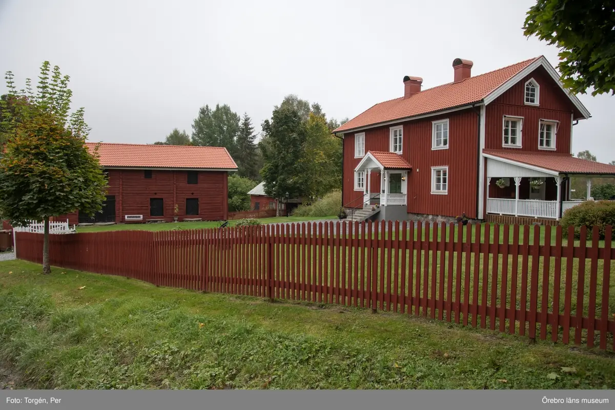 Dokumentation av Saxhyttan. 
Oppgården. Den nuvarande manbyggnaden byggdes efter Nils Björssons död 1876 av Jan Björsson. Gården är väldigt gammal. Den är med vid laga skiftet 1814.