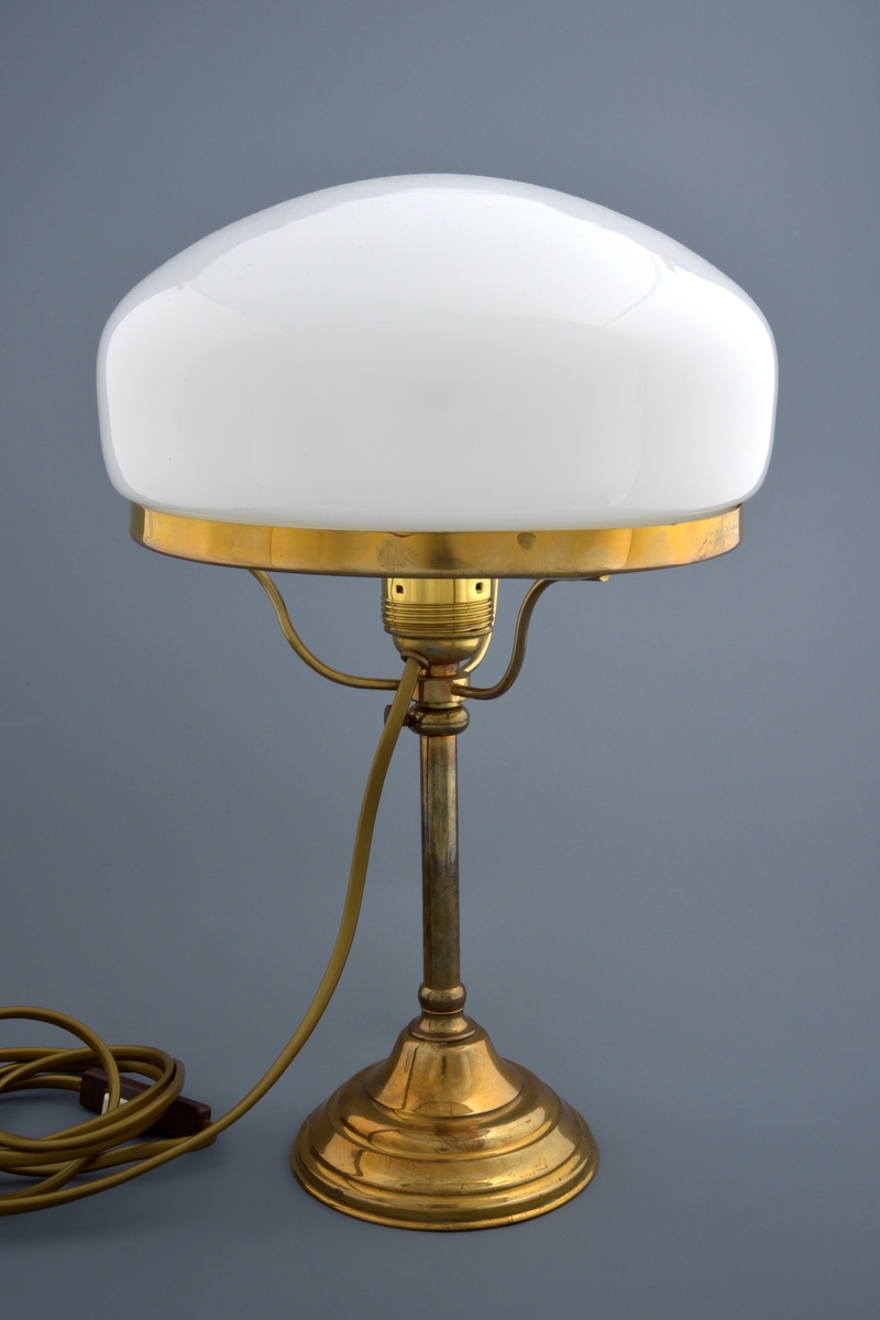 Bordlampe med skjerm av glass. Lampen er trukket om i senere tid.