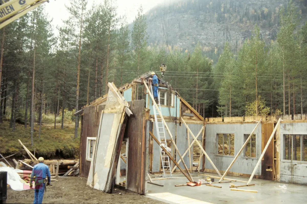 Bilde 1) Høydalsmo vegstasjon slik den står i dag ved Norsk vegmuseum. Foto: Ole Arvid Flatmark. 

Bilde 2) Høydalsmo vegstasjon slik den stod i Tokke, Telemark. Foto: Aslak Stø.

Bilde 3) Utstilling/visning på vegmuseet under åpningen 22.06.1992. Her er bilde fra verkstedet med reimdrift i taket på Høydalsmo vegstasjon. Smia er ved siden av verkstedet. Foto: Ukjent fotograf. 

Bilde 4 og 5) Gjenreising av Høydalsmo vegstasjon etter flytting til Norsk vegmuseum i 1989. Bildet viser håndverkerne fra venstre Magnar Jevnehagen, og Dagfinn Sveen på stigen. Foto: Aslak Stø.