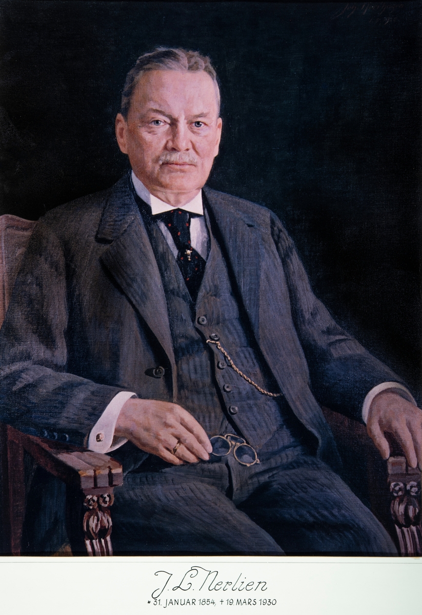 Portrett av Johannes Larsen Nerlien, bildet er malt av Johan Nordhagen i 1928. Nerlien startet forretningen J. L. Nerlien AS i Kristiania i 1878. Firmaet ble kjøpt opp av Kodak Norge i 1968. Johannes Larsen Nerlien ble født 31. januar 1854 på Nerlien gård på Nes på Hedmarken, død 19. mars 1930 i Oslo. Han var grosserer og solgte fotografiske artikler.  «J.L. Nerlien A/S» ble en stor leverandør av utstyr til norske fotografer og en viktig aktør i bransjen. Nerlien ledet selv bedriften i over femti år.
I 1925 ble han æresmedlem av Norges Fotografforbund.