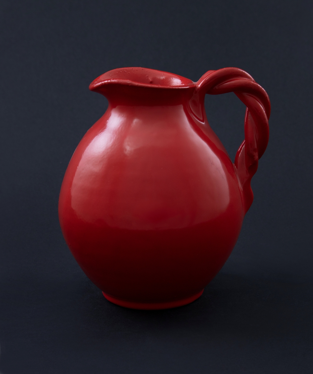 Rødlakkert keramisk vase. Muggeform med stort korpus, kort hals og tvunnet hank. Oval, utbrettet munning med kort nebb. 
Vasen er en readymade, altså et funnet objekt, som kunstneren har brennlakkert. Transformasjonen gjør at kun vaseformen står igjen, mens individuell glasur, farge og eventuelt motiv er gjemt bak den nye, monokrome, blanke overflaten. I følge kunstneren er de faktiske objektene funnet i antikvitetsbutikker og loppemarkeder, og er antakelig laget i løpet av de siste 100 år.
