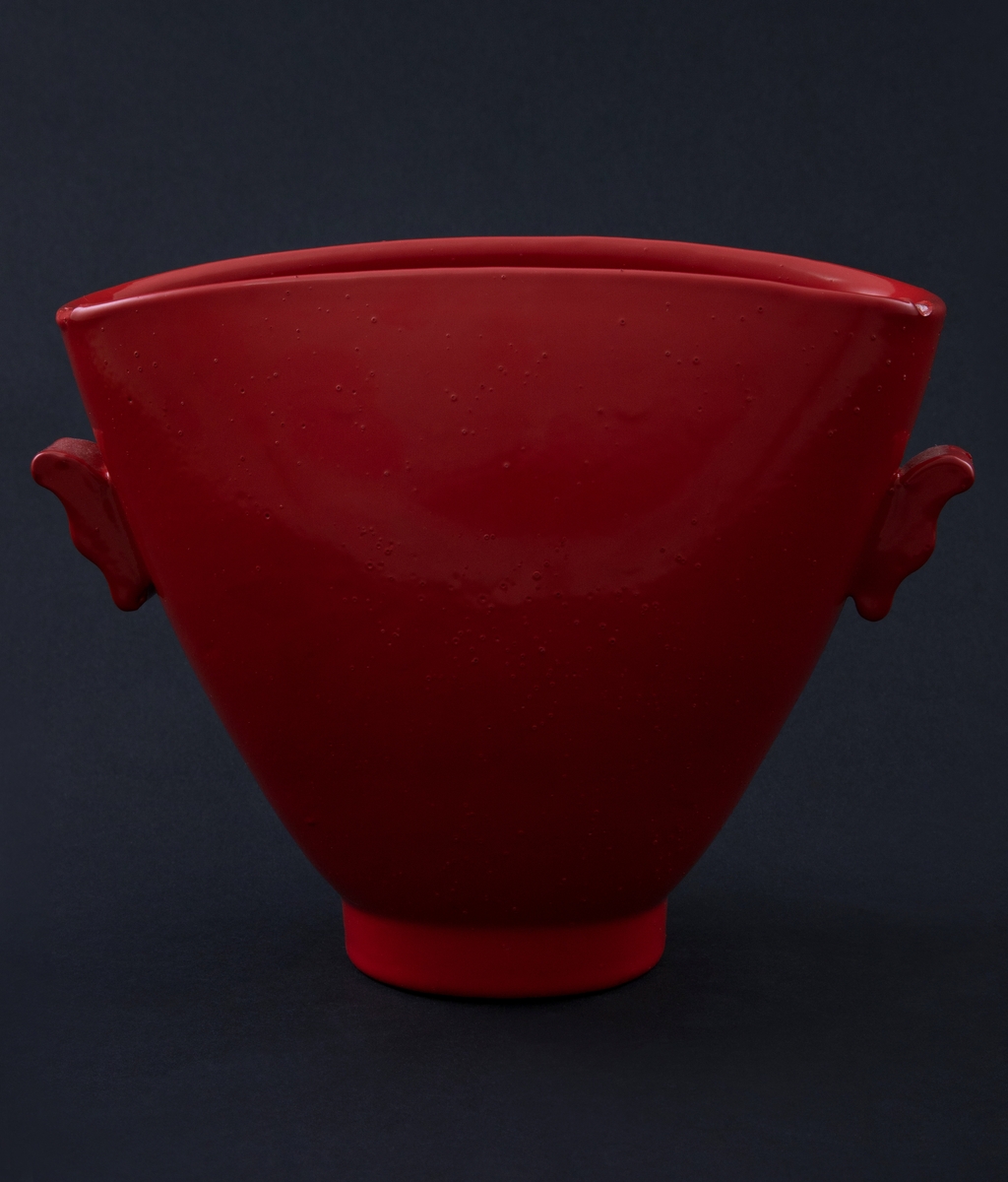 Rødlakkert keramisk vase. Vifteformet flat korpus med bred munning. Håndtak på sidene formet som bølgete, avlange knotter.
Vasen er en readymade, altså et funnet objekt, som kunstneren har brennlakkert. Transformasjonen gjør at kun vaseformen står igjen, mens individuell glasur, farge og eventuelt motiv er gjemt bak den nye, monokrome, blanke overflaten. I følge kunstneren er de faktiske objektene funnet i antikvitetsbutikker og loppemarkeder, og er antakelig laget i løpet av de siste 100 år.