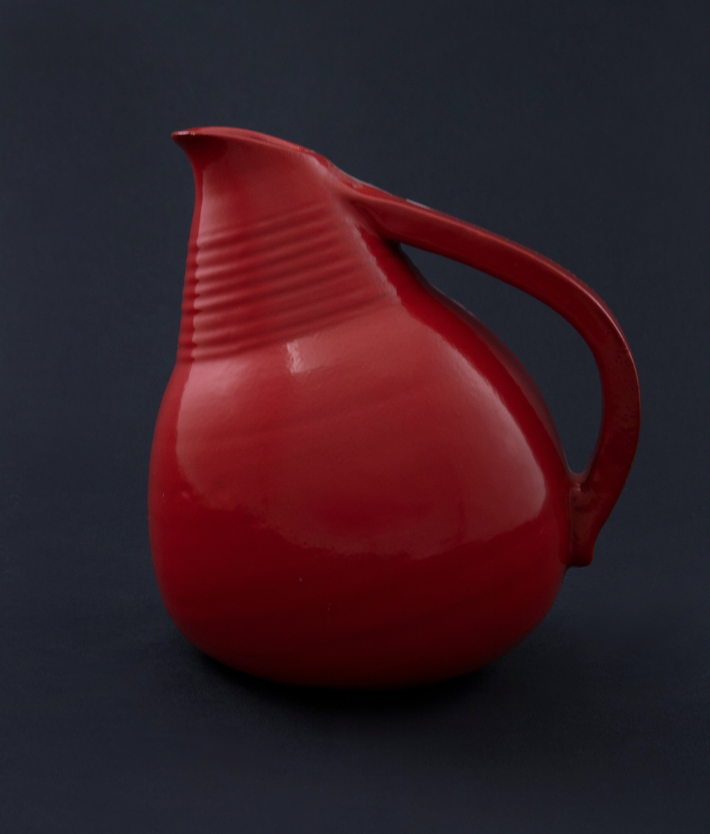 Rødlakkert keramisk vase. Assymetrisk lav kanneform med rundt korpus, hals med rillemønster, kort nebb og lang hank. 
Vasen er en readymade, altså et funnet objekt, som kunstneren har brennlakkert. Transformasjonen gjør at kun vaseformen står igjen, mens individuell glasur, farge og eventuelt motiv er gjemt bak den nye, monokrome, blanke overflaten. I følge kunstneren er de faktiske objektene funnet i antikvitetsbutikker og loppemarkeder, og er antakelig laget i løpet av de siste 100 år.