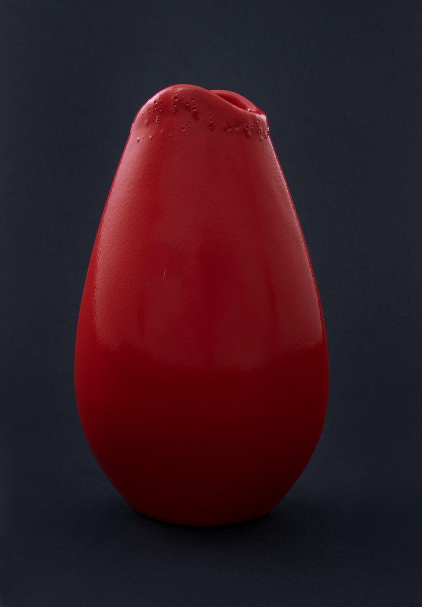 Rødlakkert keramisk vase. Oval bunnflate, dråpeformet flat korpus og asymmetrisk oval munning. 
Vasen er en readymade, altså et funnet objekt, som kunstneren har brennlakkert. Transformasjonen gjør at kun vaseformen står igjen, mens individuell glasur, farge og eventuelt motiv er gjemt bak den nye, monokrome, blanke overflaten. I følge kunstneren er de faktiske objektene funnet i antikvitetsbutikker og loppemarkeder, og er antakelig laget i løpet av de siste 100 år.
