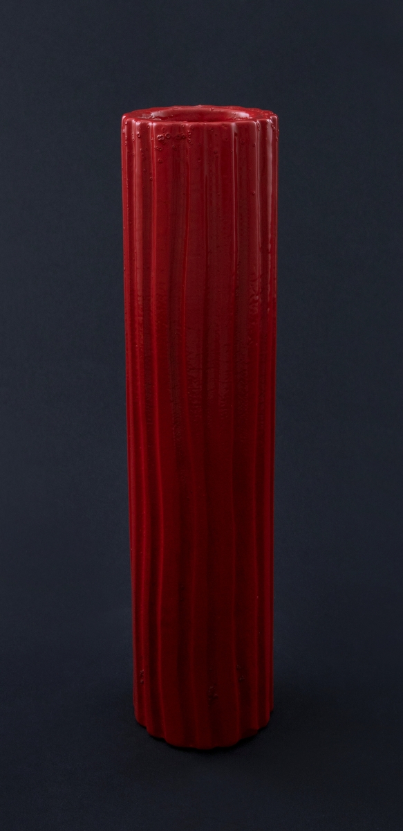 Rødlakkert keramisk vase. Høy smal sylinderform med vertikale riller.  
Vasen er en readymade, altså et funnet objekt, som kunstneren har brennlakkert. Transformasjonen gjør at kun vaseformen står igjen, mens individuell glasur, farge og eventuelt motiv er gjemt bak den nye, monokrome, blanke overflaten. I følge kunstneren er de faktiske objektene funnet i antikvitetsbutikker og loppemarkeder, og er antakelig laget i løpet av de siste 100 år.