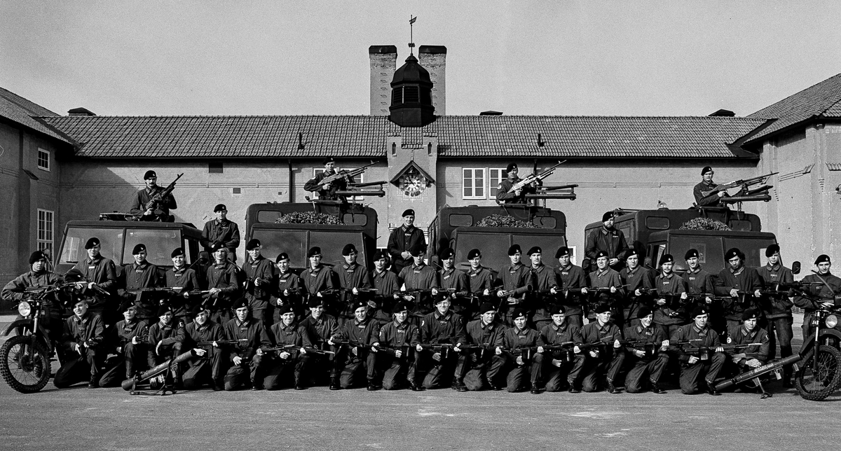 Kaserngården, den 3 otober 1986

1. Beredkapspluton uppställd för fotografering framför matsalsklockan.

Bild 1 och 2. Plutonsbilder. Under matsalsklockan, plutonchefen kapten Lars-Gunnar Olsson, t.v. stf löjtnant Esbjörn Sahlén och t.h. lt Ronny Lindkvist. 

Bild 3 till 5. Skyttegrupper.

Bild 6. Stab och tross.