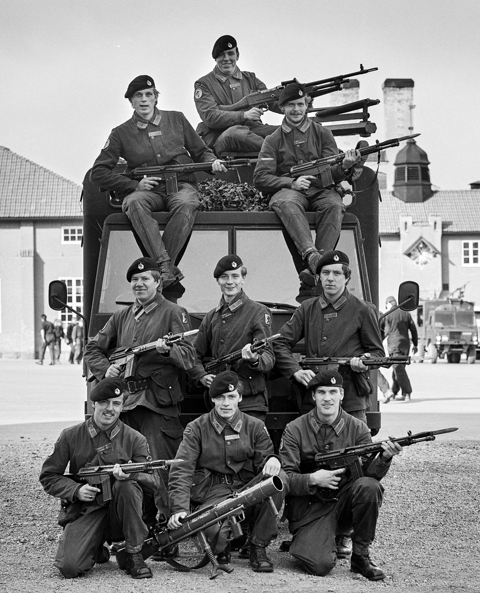Kaserngården, den 3 otober 1986

1. Beredkapspluton uppställd för fotografering framför matsalsklockan.

Bild 1 och 2. Plutonsbilder. Under matsalsklockan, plutonchefen kapten Lars-Gunnar Olsson, t.v. stf löjtnant Esbjörn Sahlén och t.h. lt Ronny Lindkvist. 

Bild 3 till 5. Skyttegrupper.

Bild 6. Stab och tross.