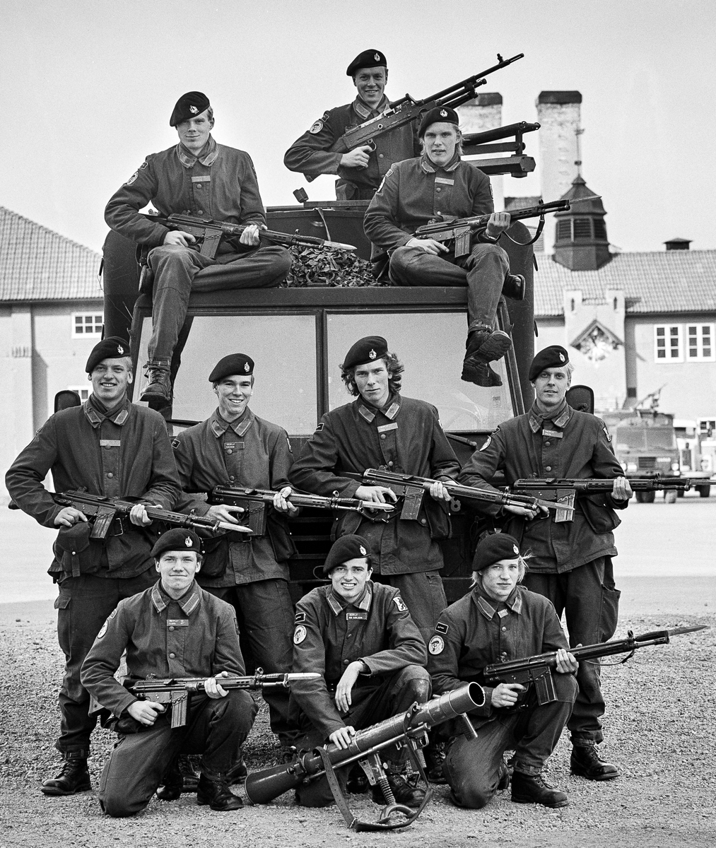 Kaserngården, den 3 otober 1986

1. Beredkapspluton uppställd för fotografering framför matsalsklockan.

Bild 1 och 2. Plutonsbilder. Under matsalsklockan, plutonchefen kapten Lars-Gunnar Olsson, t.v. stf löjtnant Esbjörn Sahlén och t.h. lt Ronny Lindkvist. 

Bild 3 till 5. Skyttegrupper.

Bild 6. Stab och tross.