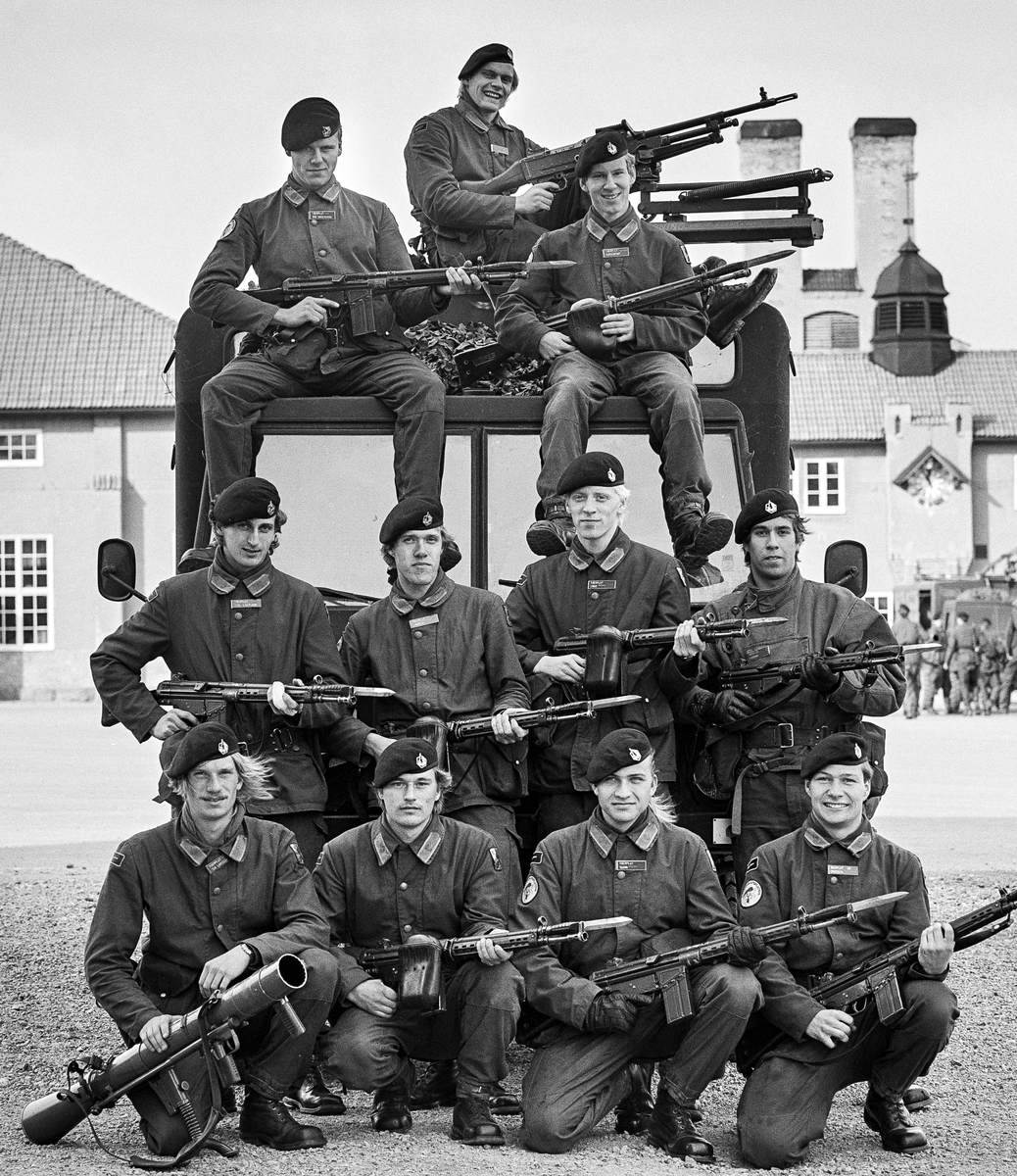 Kaserngården, den 3 otober 1986

1. Beredkapspluton uppställd för fotografering framför matsalsklockan.

Bild 1 och 2. Plutonsbilder. Under matsalsklockan, plutonchefen kapten Lars-Gunnar Olsson, t.v. stf löjtnant Esbjörn Sahlén och t.h. lt Ronny Lindkvist. 

Bild 3 till 5. Skyttegrupper.

Bild 6. Stab och tross.