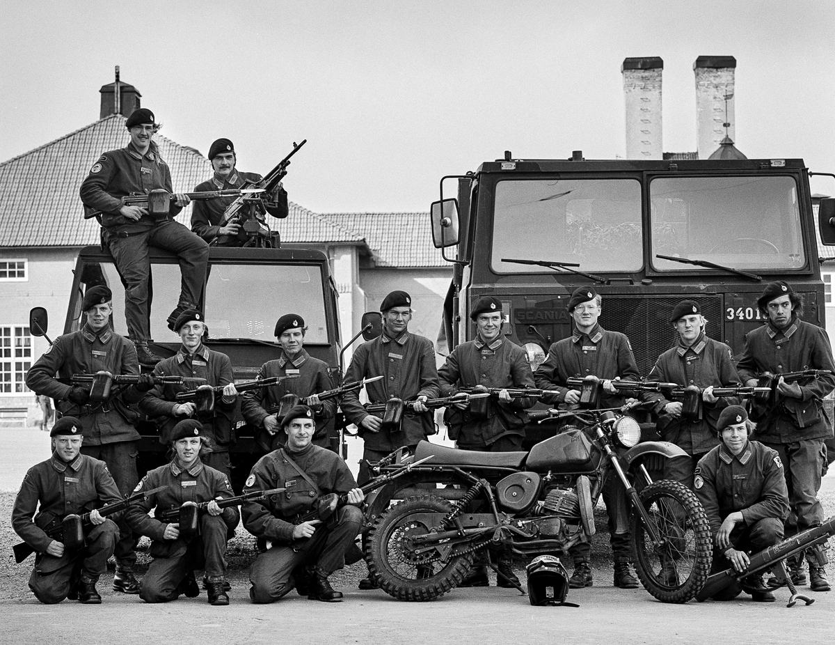 Kaserngården, den 3 otober 1986

1. Beredkapspluton uppställd för fotografering framför matsalsklockan.

Bild 1 och 2. Plutonsbilder. Under matsalsklockan, plutonchefen kapten Lars-Gunnar Olsson, t.v. stf löjtnant Esbjörn Sahlén och t.h. lt Ronny Lindkvist. 

Bild 3 till 5. Skyttegrupper.

Bild 6. Stab och tross.