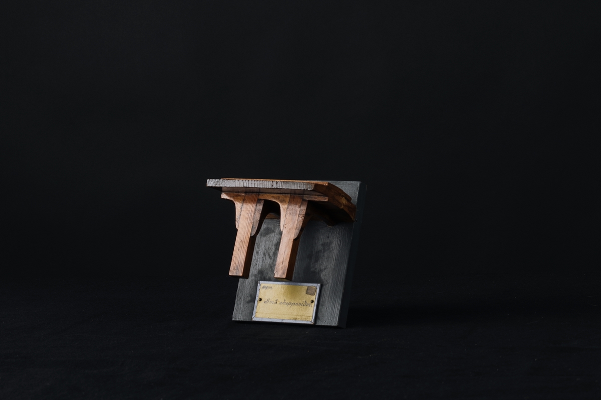 Modell av skeppssida, träknäns fästande vid fartygsbyggnad. Modell av trä, fernissad.