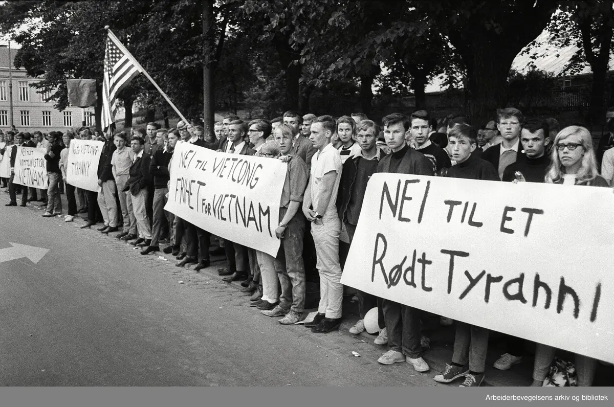 Demonstrasjon mot USA's krigføring i Vietnam utenfor Den amerikanske ambassade på Drammensveien (Nå Henrik Ibsens gate) i Oslo. Motdemonstranter. 4. juli 1966