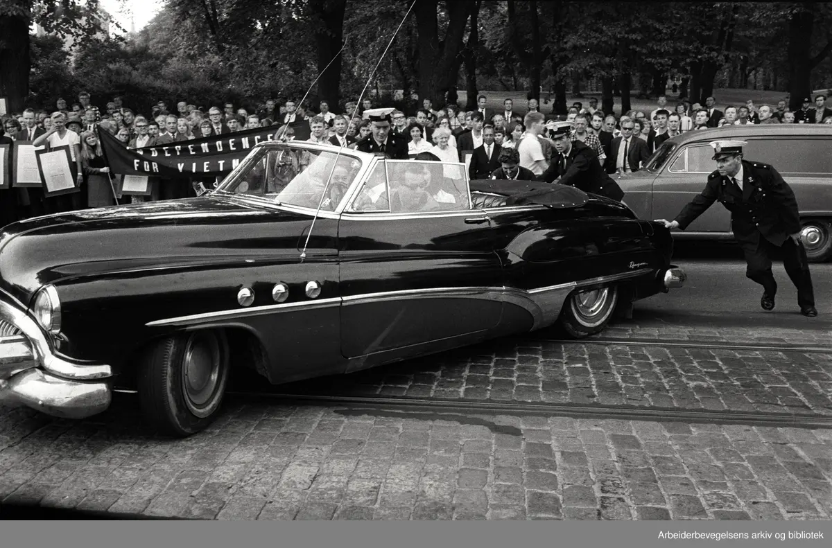 Demonstrasjon mot USA's krigføring i Vietnam utenfor Den amerikanske ambassade på Drammensveien (Nå Henrik Ibsens gate) i Oslo. 4. juli 1966