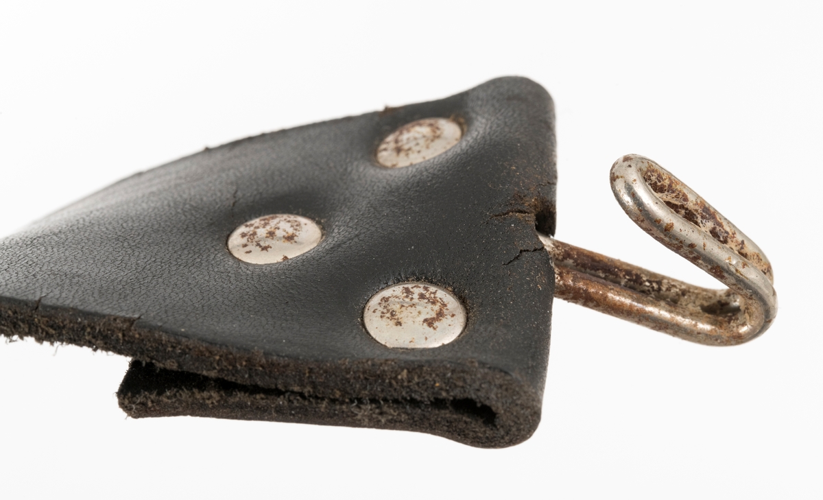 Utstyrsbelte for bruk under skogsarbeid, innkjøpt i 1984.  Sjølve beltereima er 3, 9 centimeter bredt og 112 centimeter langt.  I den ene enden er det montert en krok av dobbeltlagt, forkrummet jerntråd.  Denne kroken skal antakelig festes i ei rektangulær spenne, som er forankret i ei dobbelt hullrekke i den andre enden av beltet ved hjelp av to nåler.  Beltet er utstyrt med to bæreinnretninger.  Den ene er ei slags slire, antakelig for ei lita tømmersaks eller en enkel vendhake.  Denne komponenten er utført i svart plast.  Den øvre delen er enkel med to vertikale spalter for innfesting på beltet, mens den nedre er dobbelt med tanke på feste av redskapet den skulle holde på plass.  De to plasskivene er sammenføyd ved hjelp av fire nagler og mellomliggende lærforinger på to sider.  Fronten er merket med JOBU-selskapets logo. tre grantrær, hvorav det som står lengst til høyre er i fall.  Den andre delkomponenten til beltet er utført i rosa og svart plaststoff og har en rekatangulær form.  Midt på denne komponenten er det ei utvendig lomme med halvsirkelformet lokk med trykknapp.  Sentralt på lomma er det pålimt et sirkelformet merke, grønt med et kvitt kors i sentrum, noe som tyder på at den er beregnet på ei førstehjelpspakke.  Til høyre for denne er det et "plastbeslag" med to metallringer, antakelig for feste av målebånd, sikringsradio eller annet utstyr.  Til venstre for den nevnte lomma er det sydd inn ei vertikal spalte, sannsynligvis for skrutrekker/pluggnøkkel.  Denne delen av hoggerbeltet er merket 590500 på en rødoransj tape med svarte tall.  Baksida er foret med et gråkvitt, plastaktig stoff. 