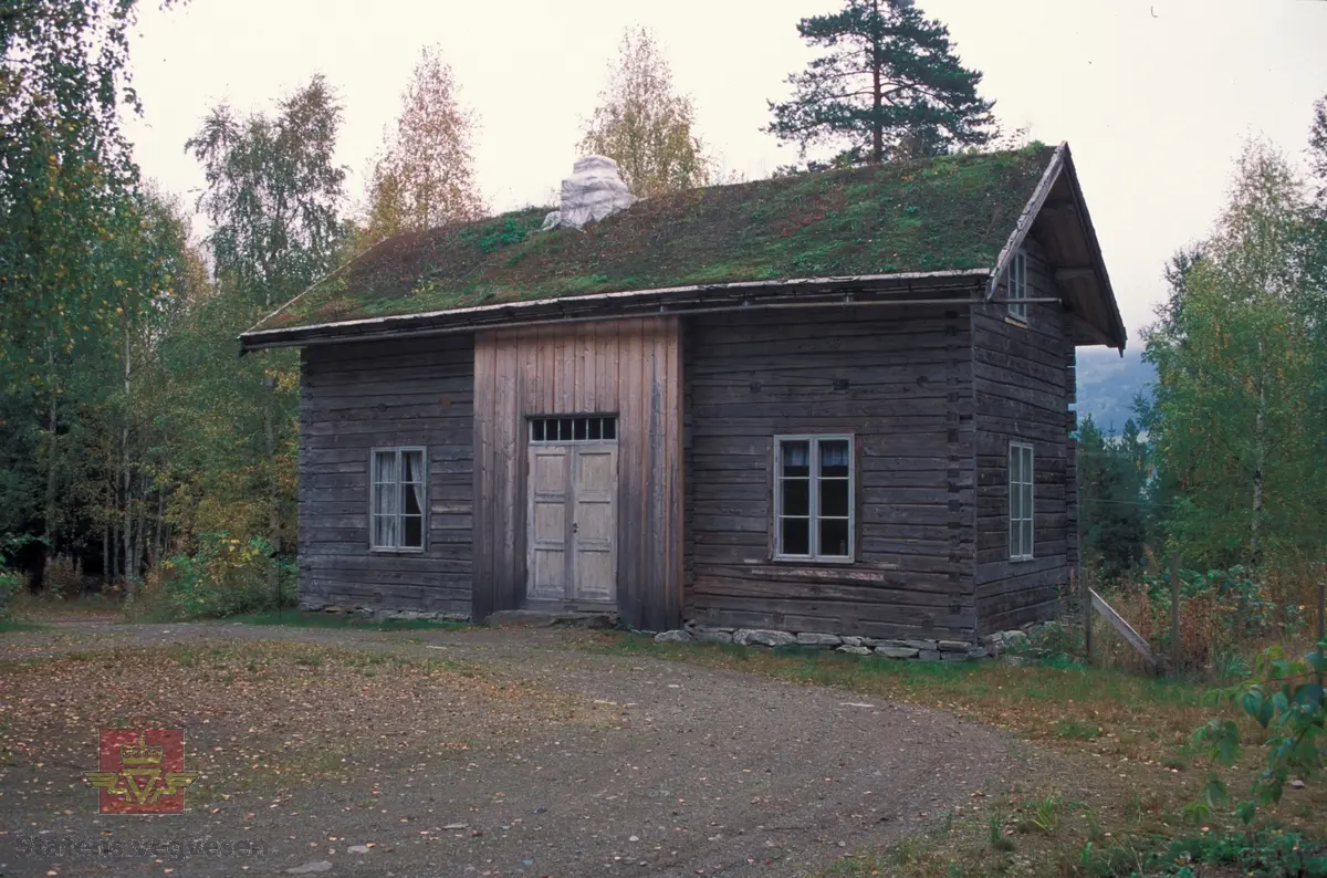 Bilde 1 og 2) Gosen Vegvokterbolig, Lierne i Nord-Trøndelag ble flyttet til Norsk vegmuseum. Her er den slik den står i dag. Foto: Ole Arvid Flatmark.
Bilde 3 og 4) Gosen plantegning innvendig og utvendig av våningshuset. 
Bilde 5 og 6) Bilde viser hvor bygningen stod i Lierne i Nord-Trøndelag før flytting til Norsk vegmuseum. I 1978 ble våningshuset revet og og lagret på Steinkjer museum, for senere å bli fraktet til Norsk vegmuseum og gjenreist til åpningen av Gosenanlegget 19. juni 1993. Bilde er fra 1977, og er sannsynlig tatt av fylkeskonservatoren i Nord-Trøndelag. 
Mads Almaas var sentral i riving og mellomlagring på museet i Steinkjer, og ikke minst flytting til Hunderfossen. 
Bilde 7) Museumsdirektør Geir Paulsrud foran vegvokterboligen som er under oppføring. Gosenanlegget stod ferdig i 1993. Foto: Sverre Findstad. 
Bilde 8) Gamle Gosen vegvokterbolig og låven fra Limannvika etter gjenreisning. Bildet er tatt 18. mai 1994, og gitt av Rolf Buknotten.